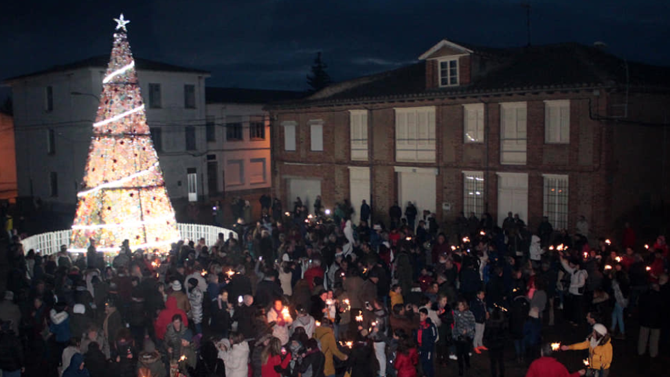 El milagro del ganchillo vuelve a brillar: Villoria de Órbigo enciende su emblemático árbol monumental e inaugura la Navidad