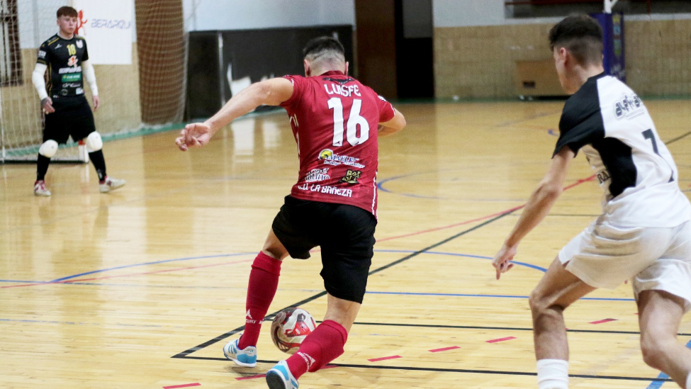 El Berarqui CD La Bañeza pierde la batalla en Zamora en el último suspiro