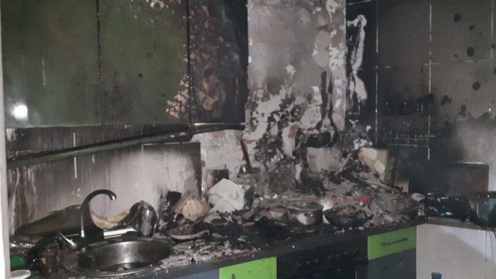 Los bomberos rescatan a una persona intoxicada tras un incendio en una vivienda en Astorga