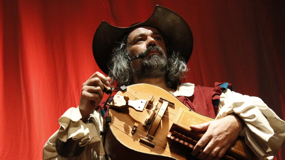 El juglar bañezano Crispín d’Olot llevará el espíritu de Don Quijote hasta los Andes peruanos