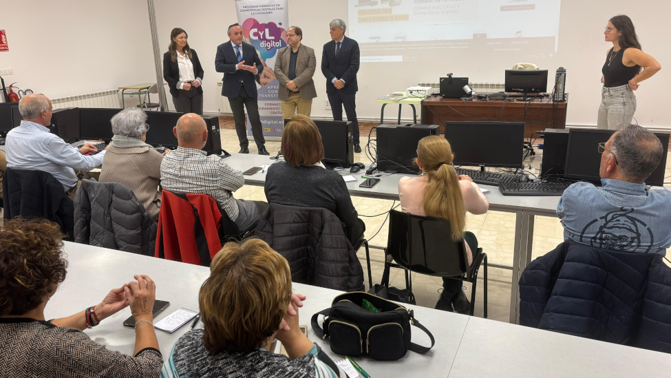 El viceconsejero de Transformación Digital visita La Bañeza y destaca la formación en ciberseguridad en el medio rural