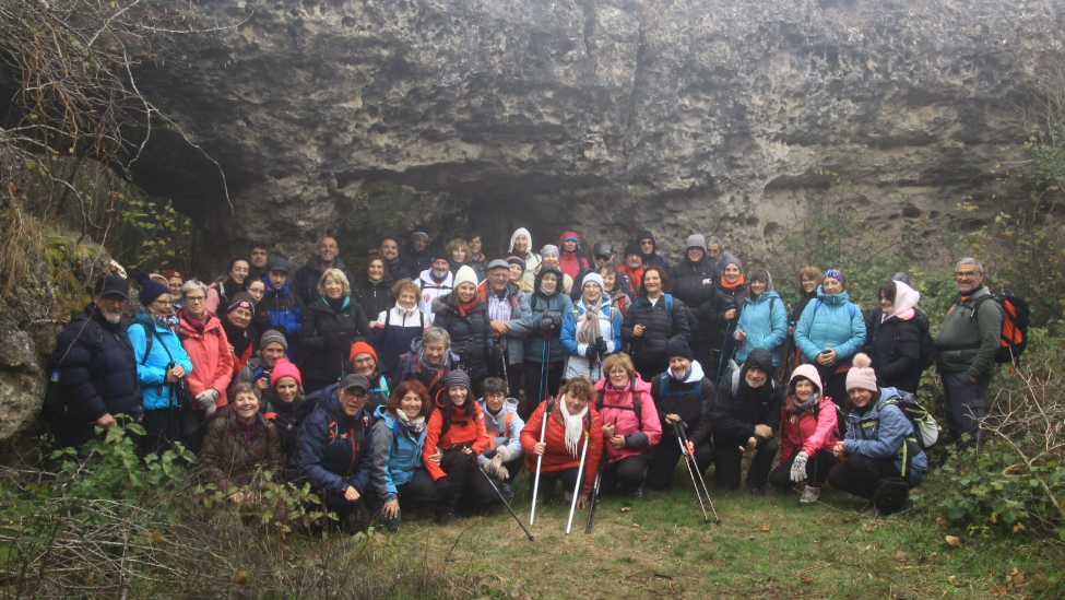 El frío y la niebla no mermaron la aventura del Club Bañezano en el Monumento de Las Tuerces (Palencia)