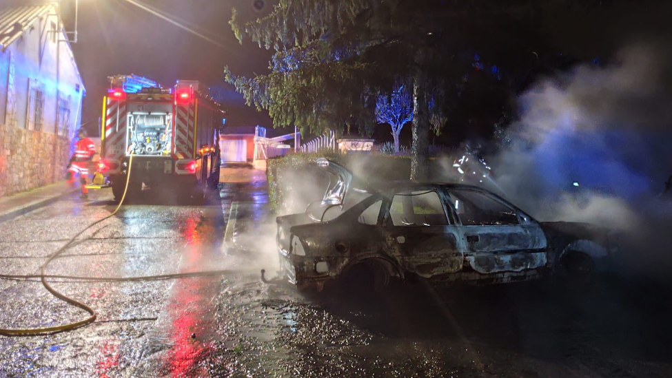 Los Bomberos del SEPEIS actúan de madrugada en La Bañeza por el incendio de un vehículo