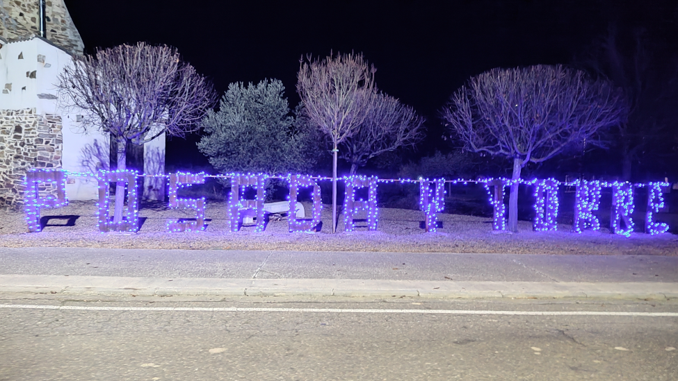 Posada de la Valduerna recicla con creatividad para decorar una Navidad con sello vecinal