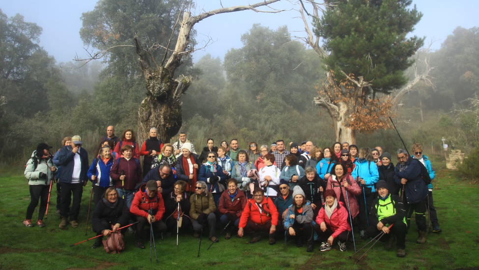 Niebla pero con vistas espectaculares: El club bañezano disfruta de la ruta de los Alcornocales y celebra la navidad