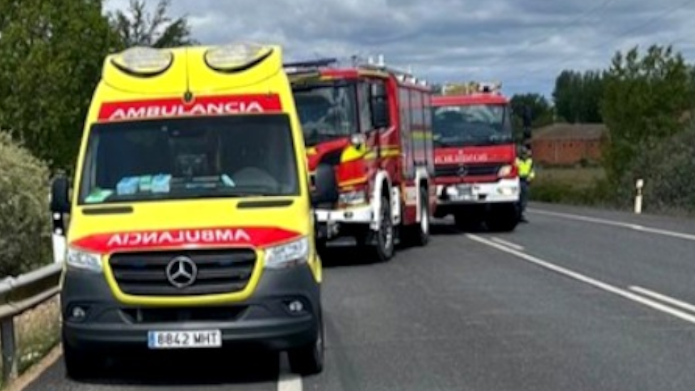 Colisión grave entre un camión y un turismo en la N-VI: conductor atrapado e inconsciente en Pozuelo del Páramo