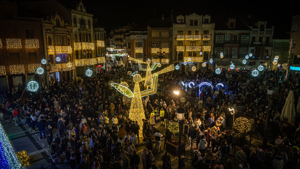 La Bañeza brilla en Navidad con más de 150.000 luces LED y novedades ornamentales