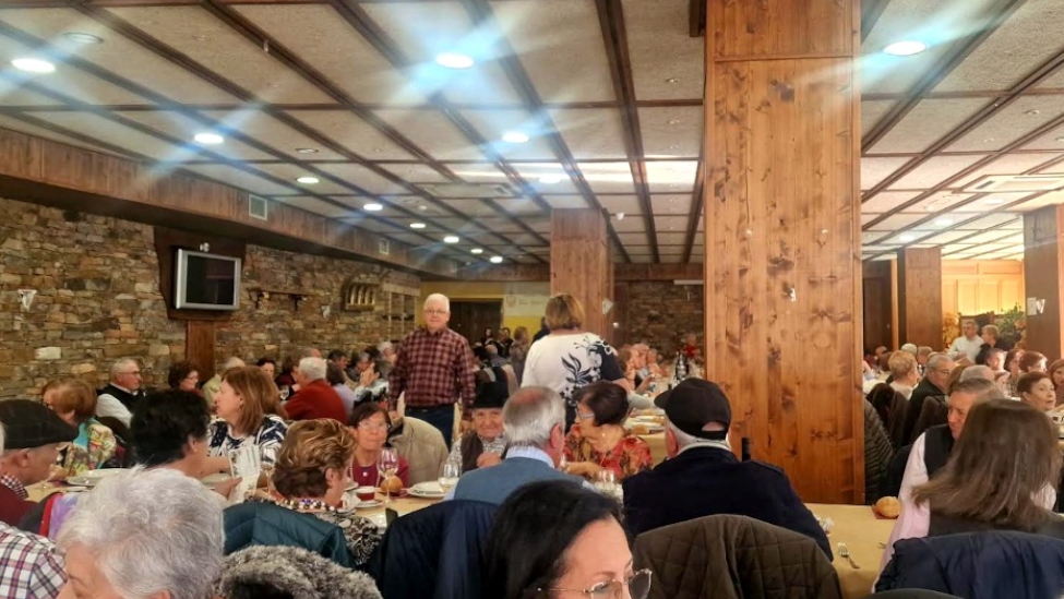 La Asociación de Jubilados organiza comida y sorteos navideños para celebrar la Navidad