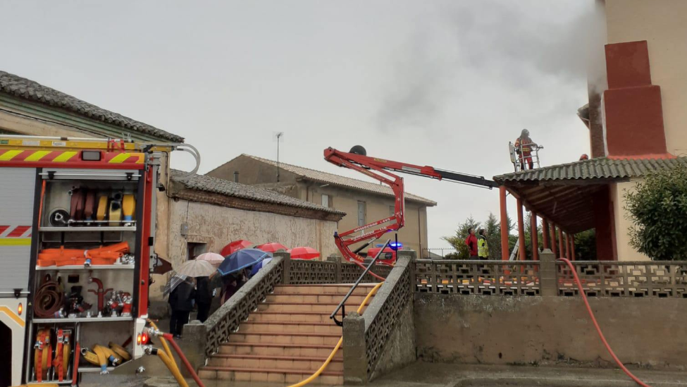 Incendio controlado en la iglesia de San Andrés de Cimanes de la Vega