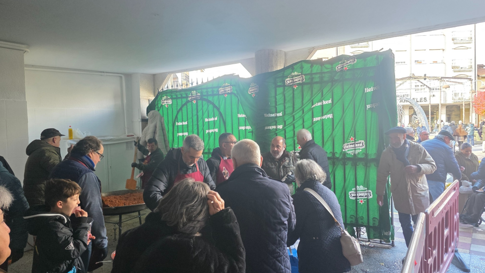 Amplia cola en La Bañeza para degustar las tradicionales chichas de la Cofradía San Antón