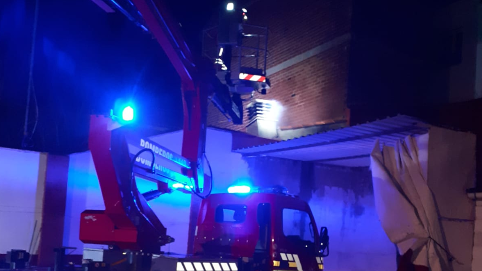 Los Bomberos del SEPEIS extinguen un incendio de una vivienda en Santa María del Páramo