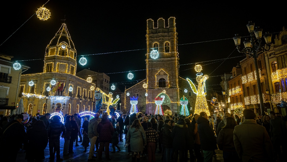 La Bañeza se ilumina con su programación navideña y recibe a la élite de la magia internacional
