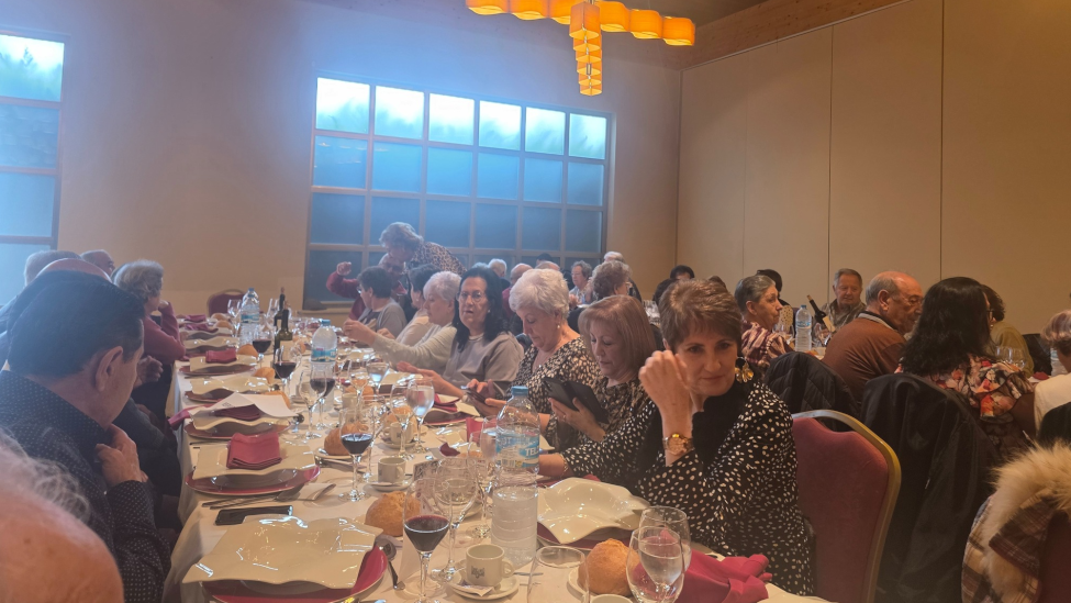 Más de 160 cocios celebran la comida de Navidad del Hogar del Jubilado